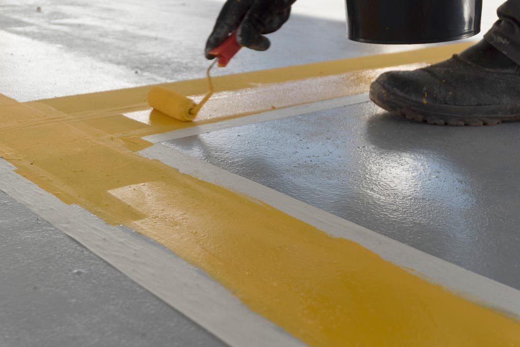 Piso epóxi em área residencial, acabamento uniforme e fácil de limpar