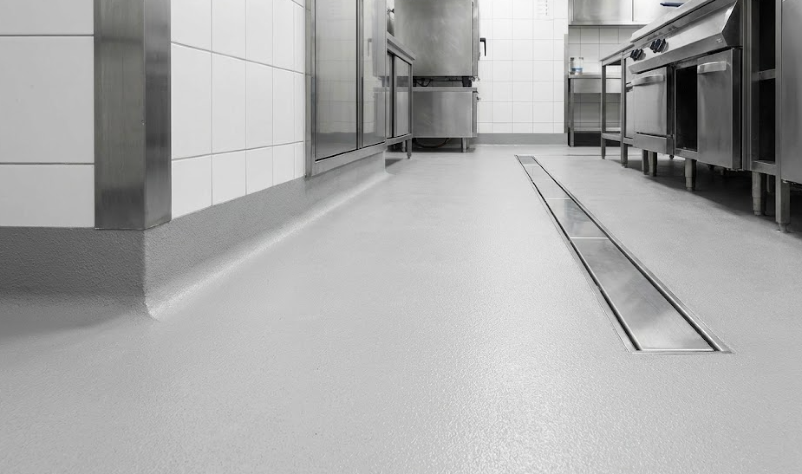 Aplicação de piso uretano PU cimentício pela equipe Só Garagens