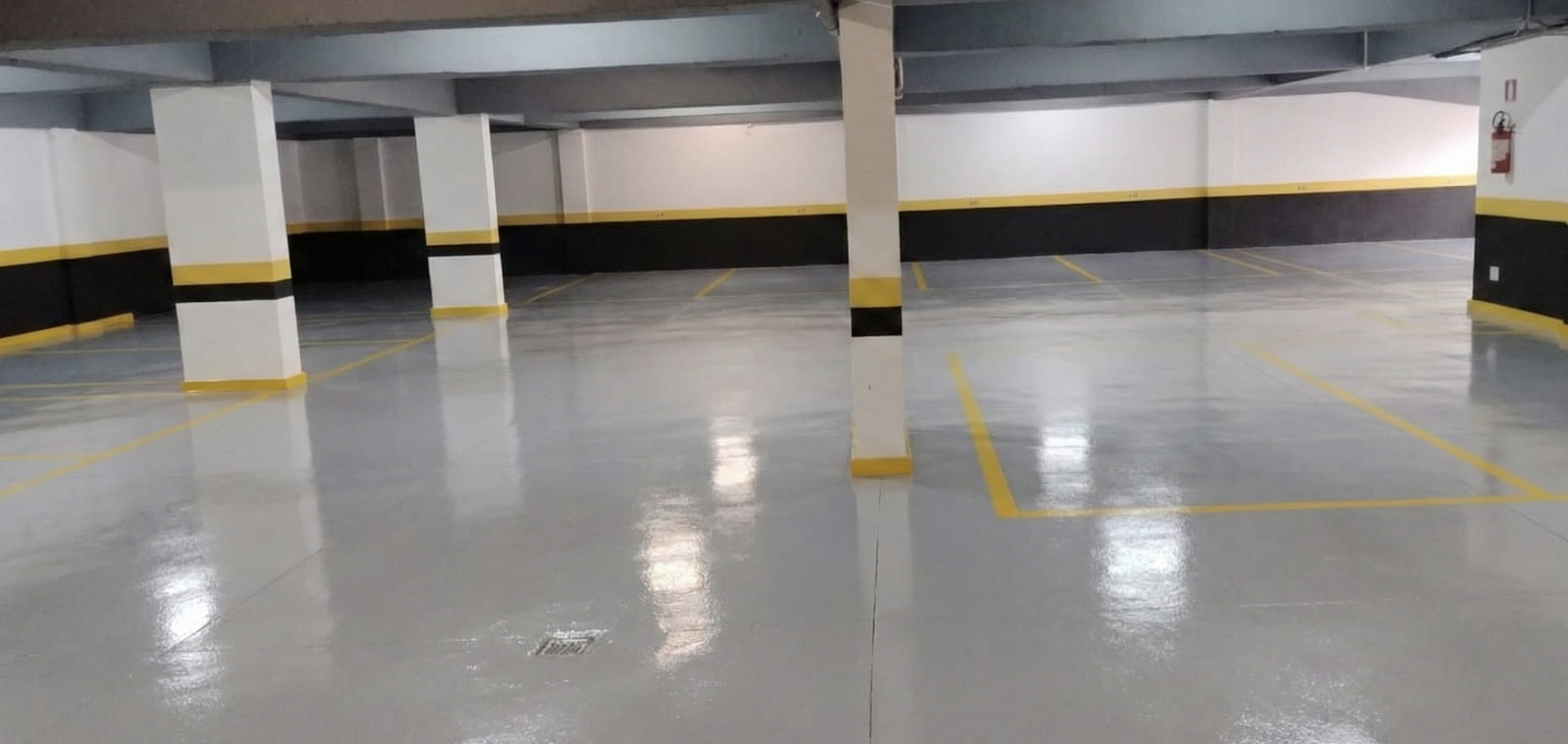 Piso autonivelante epóxi em garagem pela Só Garagens