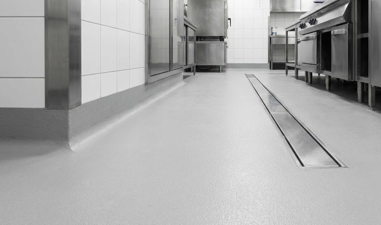 Piso uretano PU cimentício aplicado em cozinha industrial, com ralo linear em aço inox