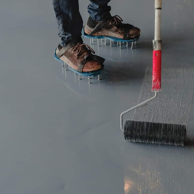 Aplicação de piso autonivelante em ambiente interno, com acabamento liso, nivelamento uniforme e alta resistência para áreas técnicas e industriais.